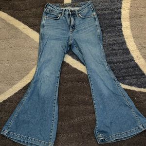 Wrangler bell bottom jeans! 27x32